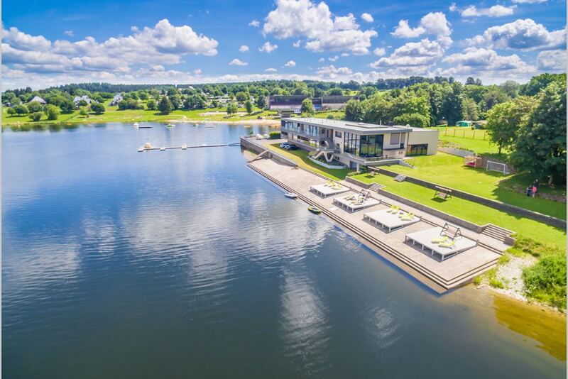 Vue aérienne : le complexe de vacances au bord du lac de Bütgenbach
