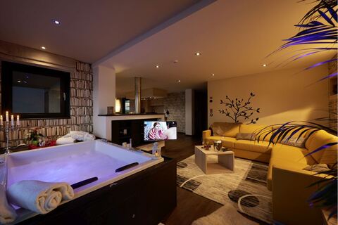 Pallazy : jacuzzi illuminé dans le salon