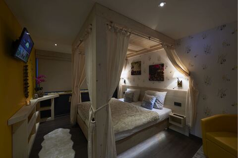 Pallazy : chambre avec grand lit