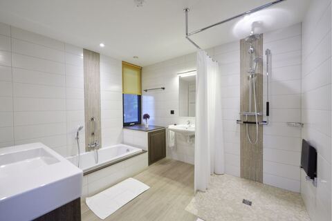 Pallazy : salle de bains avec douche et baignoire