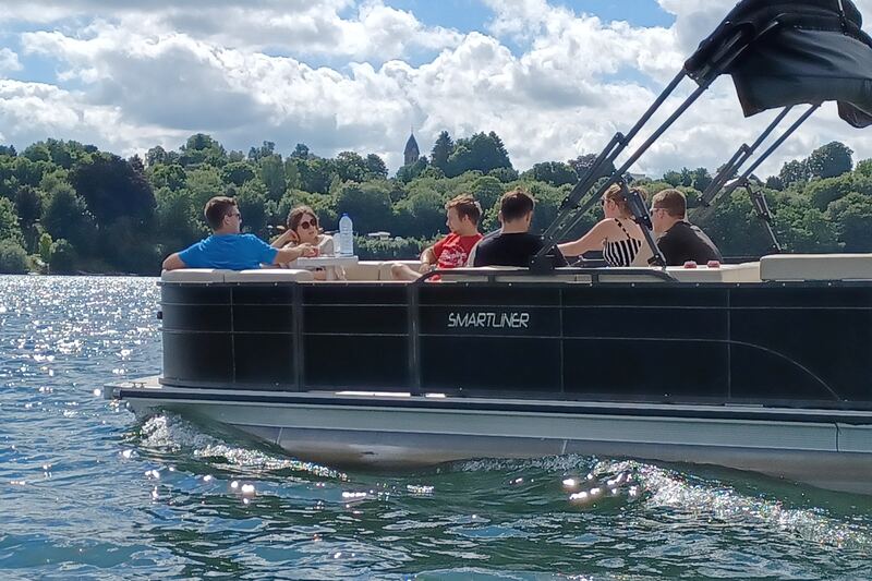 Bateau ponton avec des passagers sur le lac