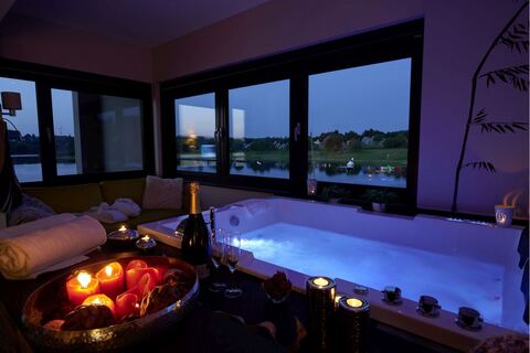 Tropicasy : jacuzzi illuminé au crépuscule